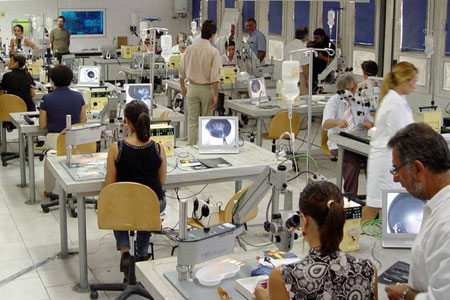 Participants working at microscopes in the Laboratory of Anatomy